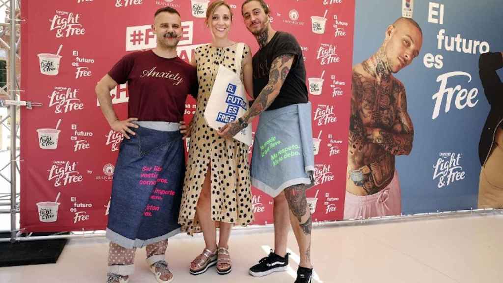 Ángel Vildes, Maria Chiara Marchetti y Benji Verdes durante la presentación de la falda que rompe estereotipos