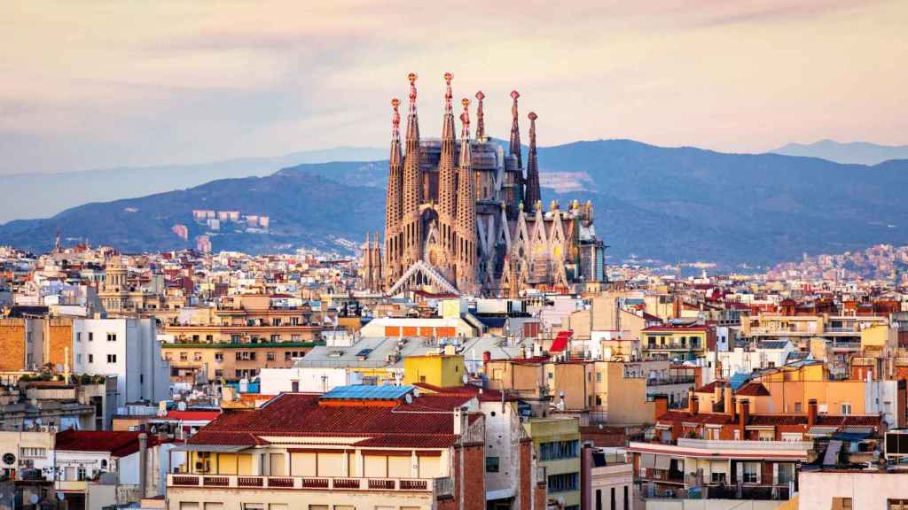 Vista panorámica de la ciudad de Barcelona con la Sagrada Família de fondo