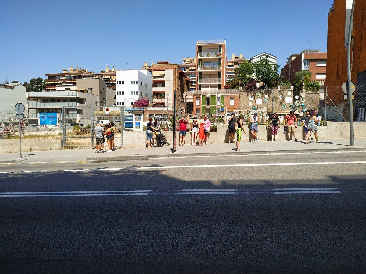 Usuarios del Bus Turístic esperan bajo el sol junto al Park Güell / TWITTER @60JUANRAMIRO