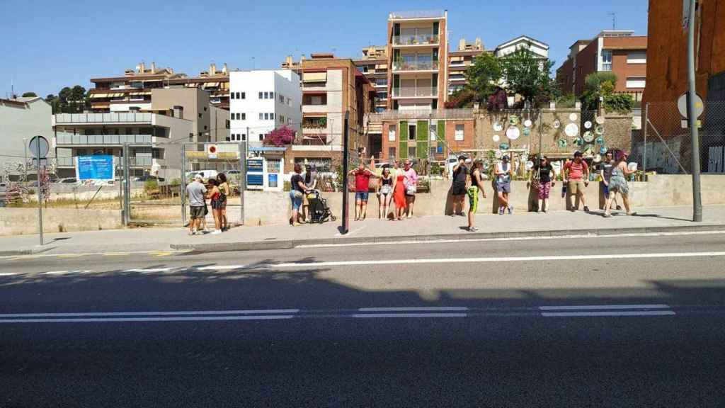 Usuarios del Bus Turístic esperan bajo un sol de justicia junto al Park Güell / TWITTER @60JUANRAMIRO