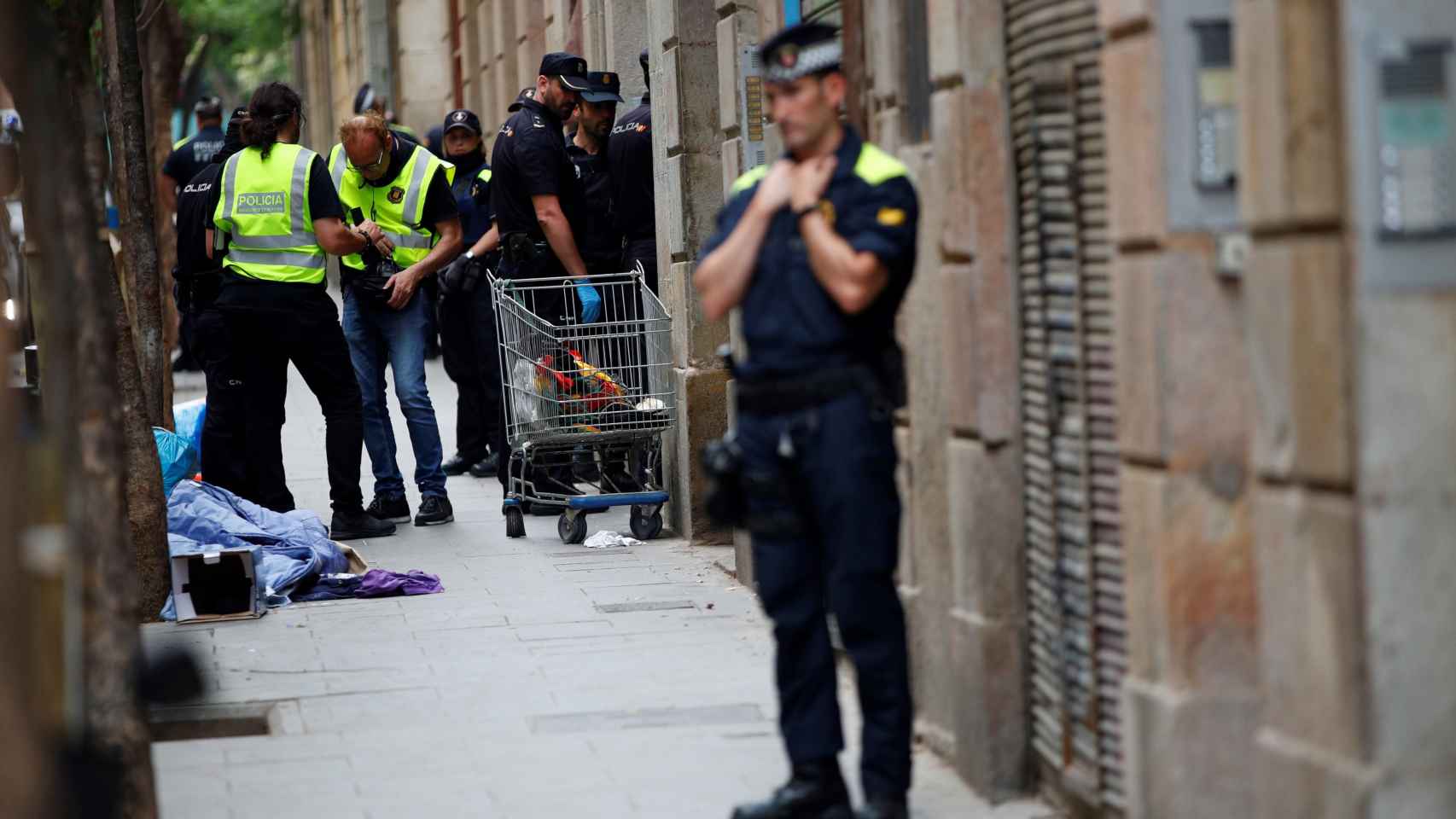 Agentes de policía de distintos cuerpos durante la macrooperación del Raval / EFE