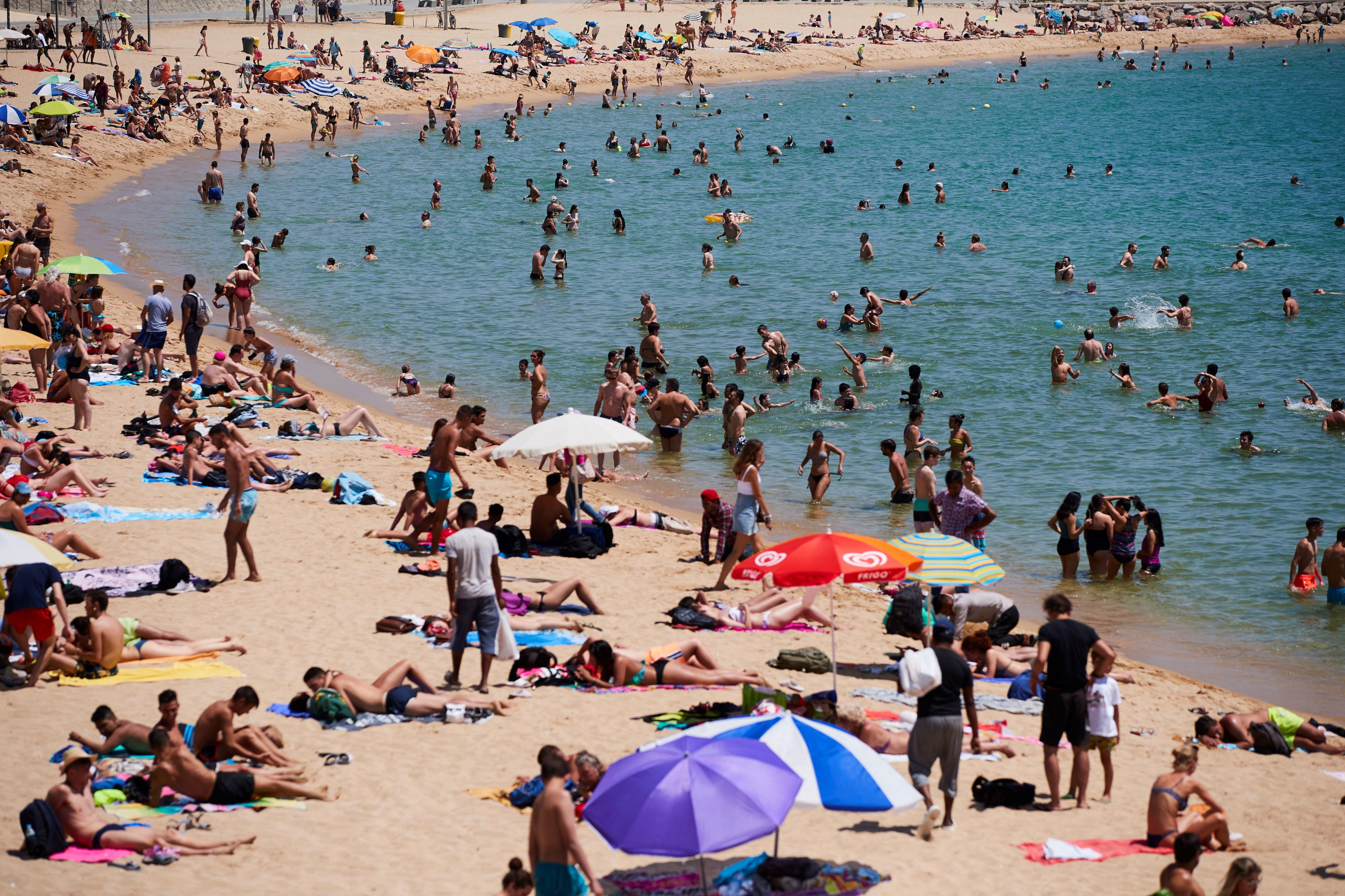 Playas llenas por la ola de calor en Barcelona / EFE- Alejandro García