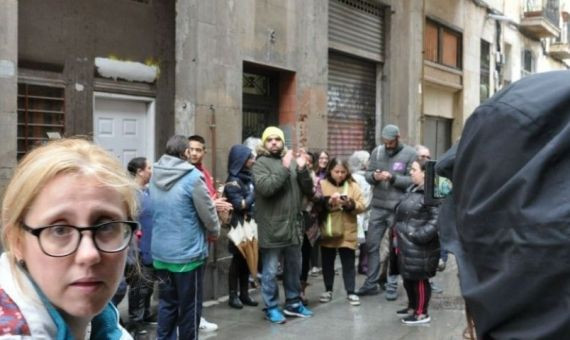 Grupos de vecinos ante una finca antes de un desahucio / MIKI