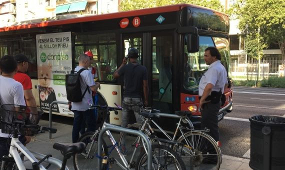 Pasajeros esperando para acceder al bus lanzadera / RP