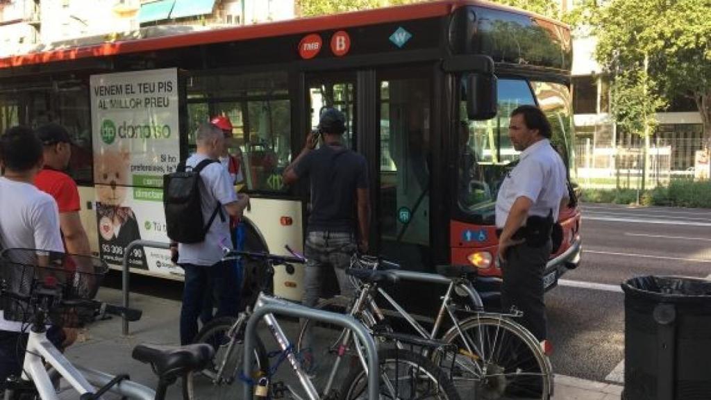 Pasajeros esperando para acceder al bus lanzadera / RP