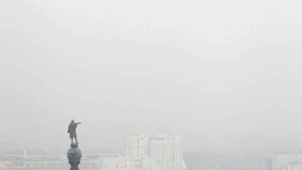 Foto de archivo de la contaminación de aire en Barcelona / EFE