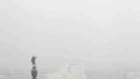 Foto de archivo de la contaminación de aire en Barcelona / EFE