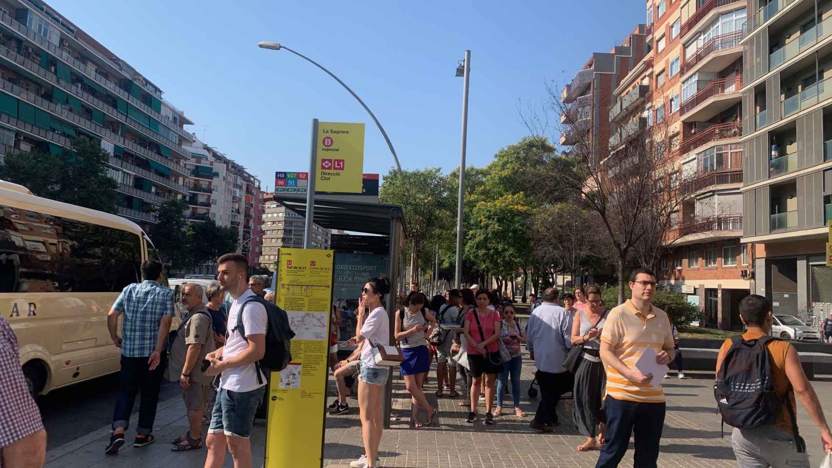 Gente esperando al bus lanzadera de la L1 en la parada de metro de Sagrera / VM