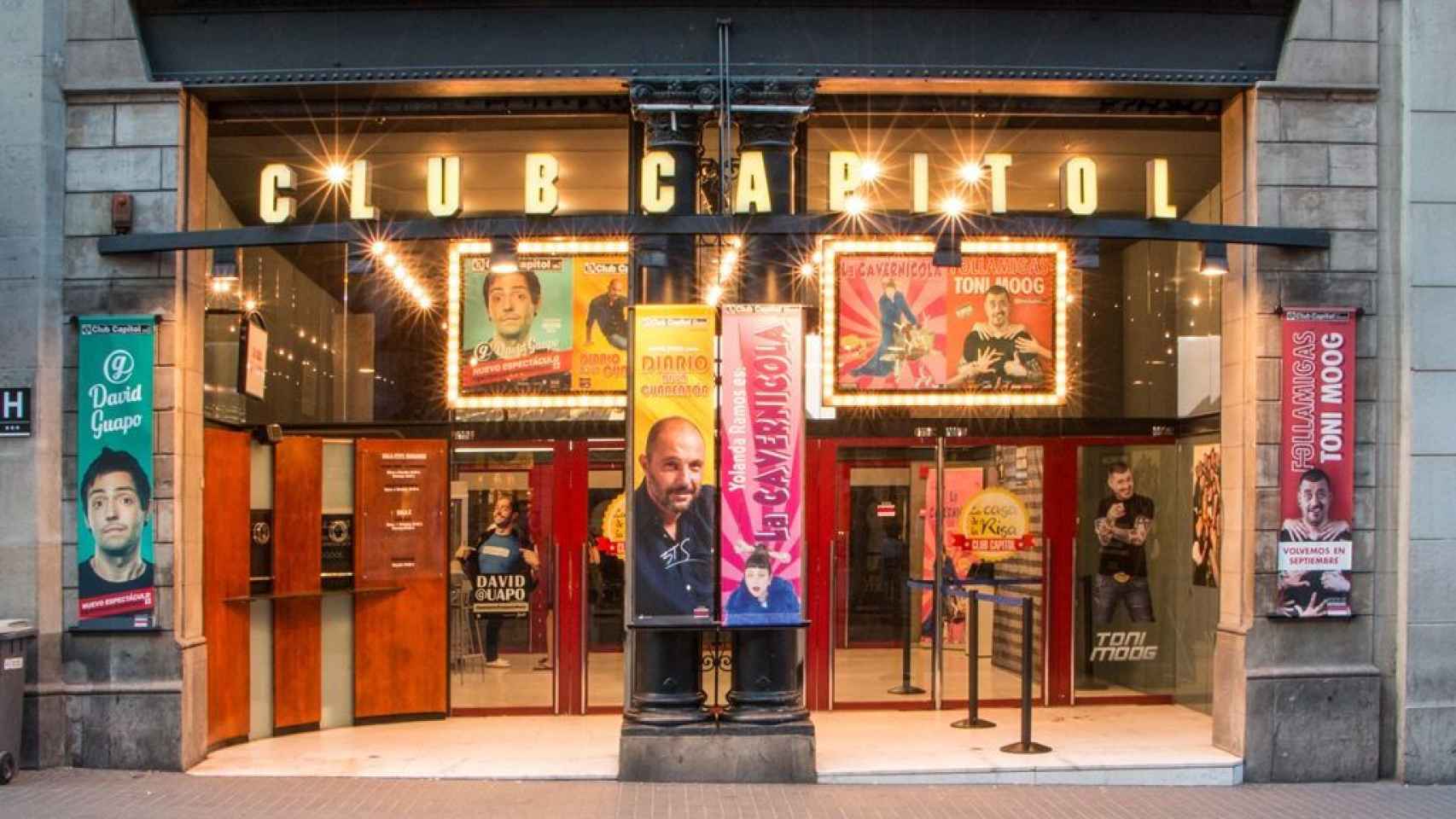 Entrada del teatro Club Capitol antes de que el mítico teatro bajase la persiana / GRUP BALAÑÁ