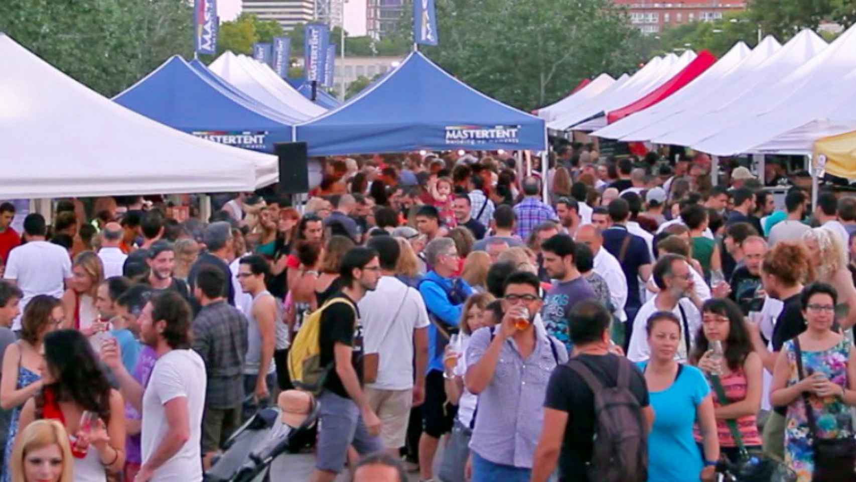 Interior de la Feria de la Cerveza de Poblenou / FERIA CERVEZA POBLENOU