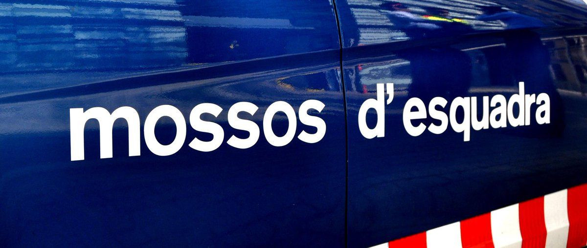 Un vehículo de los Mossos d'Esquadra, el cuerpo que investiga la violación / @MOSSOS