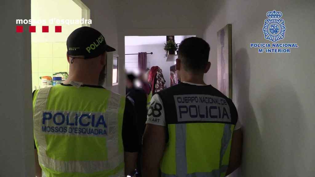 Dos agentes de los Mossos d'Esquadra en el interior de una vivienda / Mossos