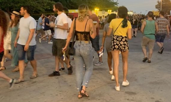 Una festivalera del Cruïlla mezcla los tejanos con la ropa interior / MA