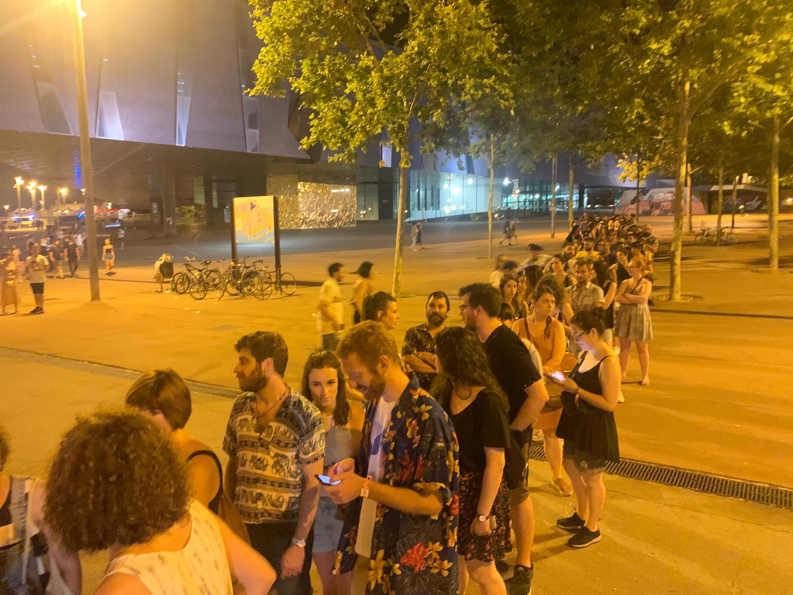 Público del Festival Cruïlla haciendo cola para coger un taxi después de los conciertos / MA