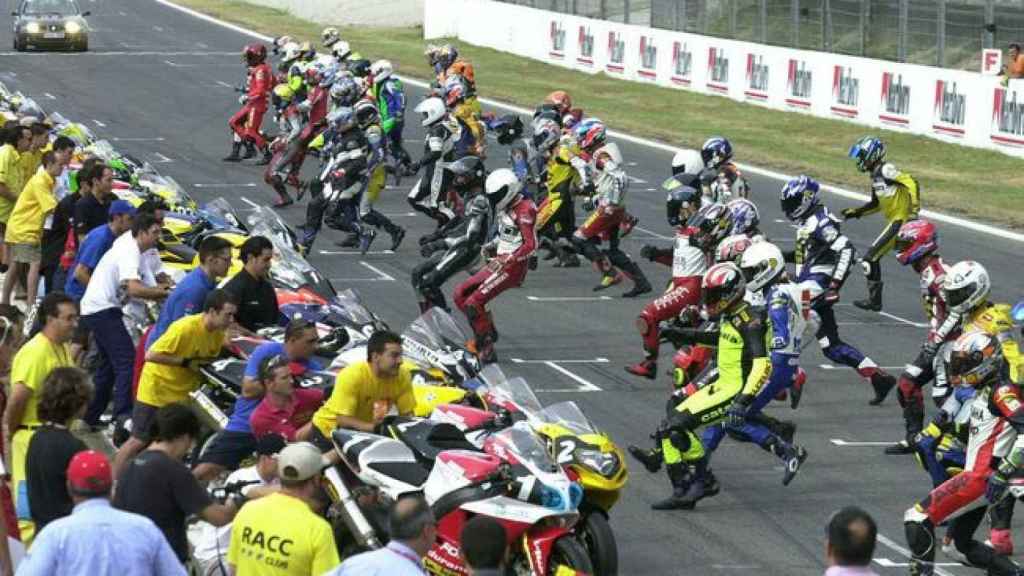 Pilotos de motos antes de empezar una carrera en el Circuit de Barcelona-Catalunya