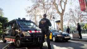 Una imagen de archivo de agentes de la Brigada Mòbil (BRIMO) de los Mossos d'Esquadra realizando un control en Barcelona / EFE