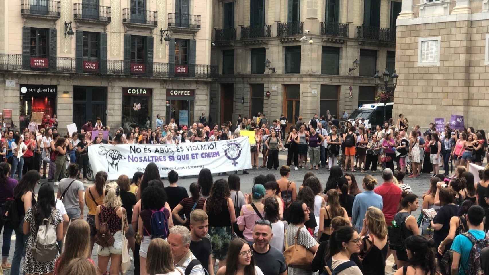 Una imagen de la concentración en Barcelona para apoyar a la víctima de 'La Manada de Manresa' / EUROPA PRESS