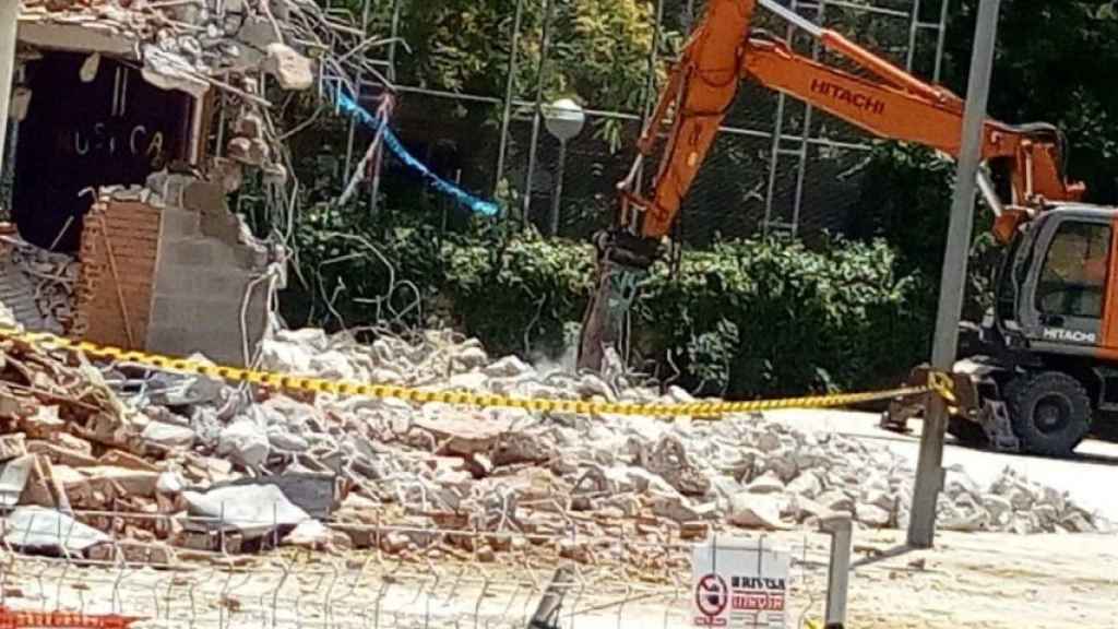 Una máquina trabaja en el solar de la escuela Ignasi Iglesias de Sant Andreu / AMPA ESCUELA IGNASI IGLESIAS