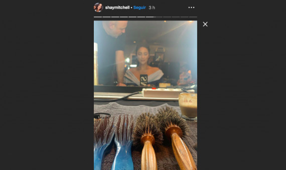 Set de peluquería en el que se encuentra Shay Mitchell / INSTAGRAM