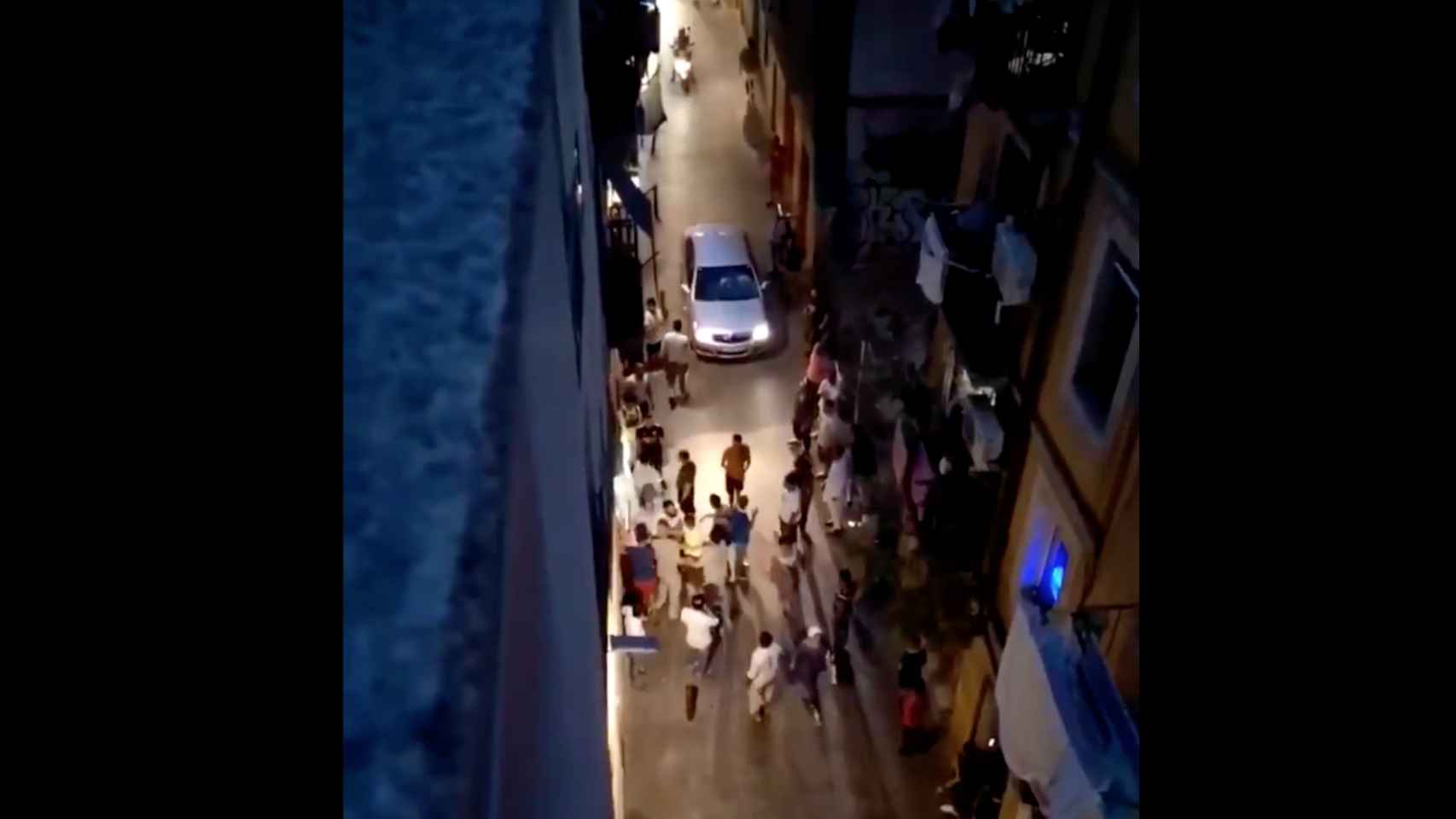 Pelea en la calle de Sant Pacià, en el Raval / @BCNHELPERS