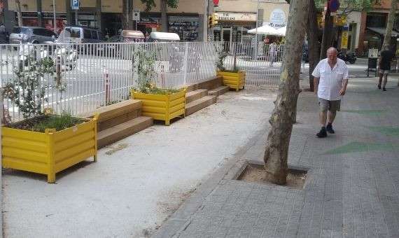 La esquina pacificada junto a la escuela Tabor / JORDI SUBIRANA