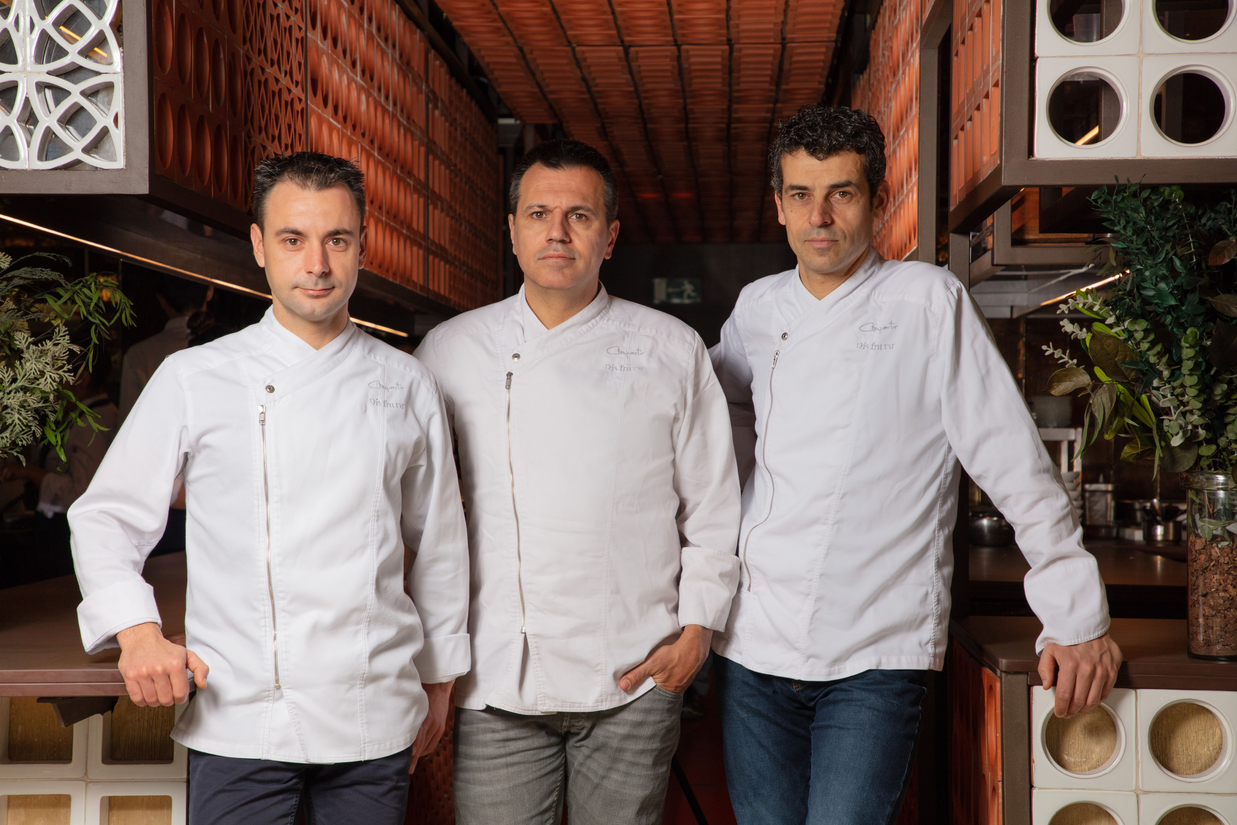 En orden, Eduard Xatruch, Oriol Castro y Mateu Casañas en su restaurante Disfrutar / JOAN VALERA