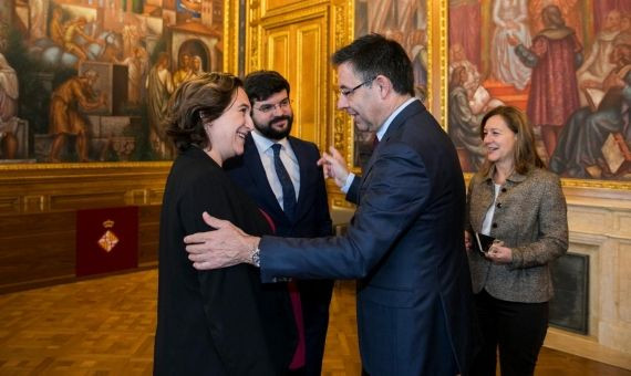 Ada Colau y Josep Maria Bartomeu, en el Ayuntamiento de Barcelona