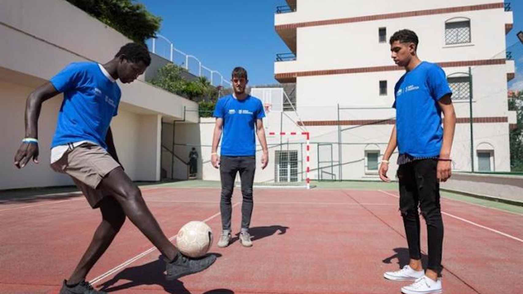 Tres Menores Extranjeros No Acompañados (MENAS) jugando en una escuela / EFE