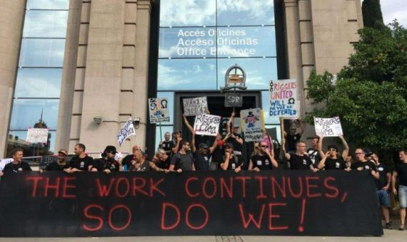 Varios de los 'riggers' manifestándose delante de Fira de Barcelona