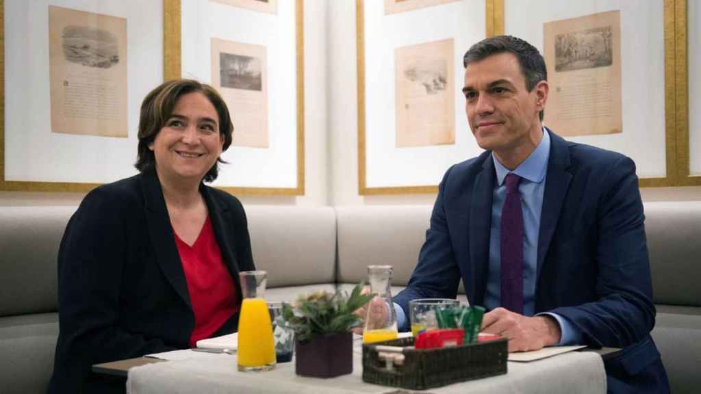 La alcaldesa de Barcelona, Ada Colau, junto al presidente del gobierno en funciones, Pedro Sánchez