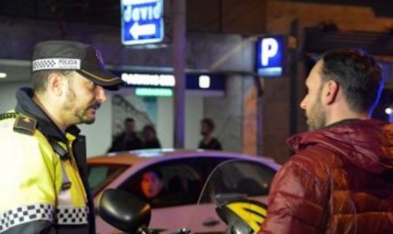 Un agente de la Guardia Urbana en un control de alcoholemia / AYUNTAMIENTO DE BCN