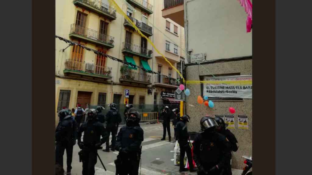 Despliegue policial en Sants para desahuciar a una familia de su vivienda