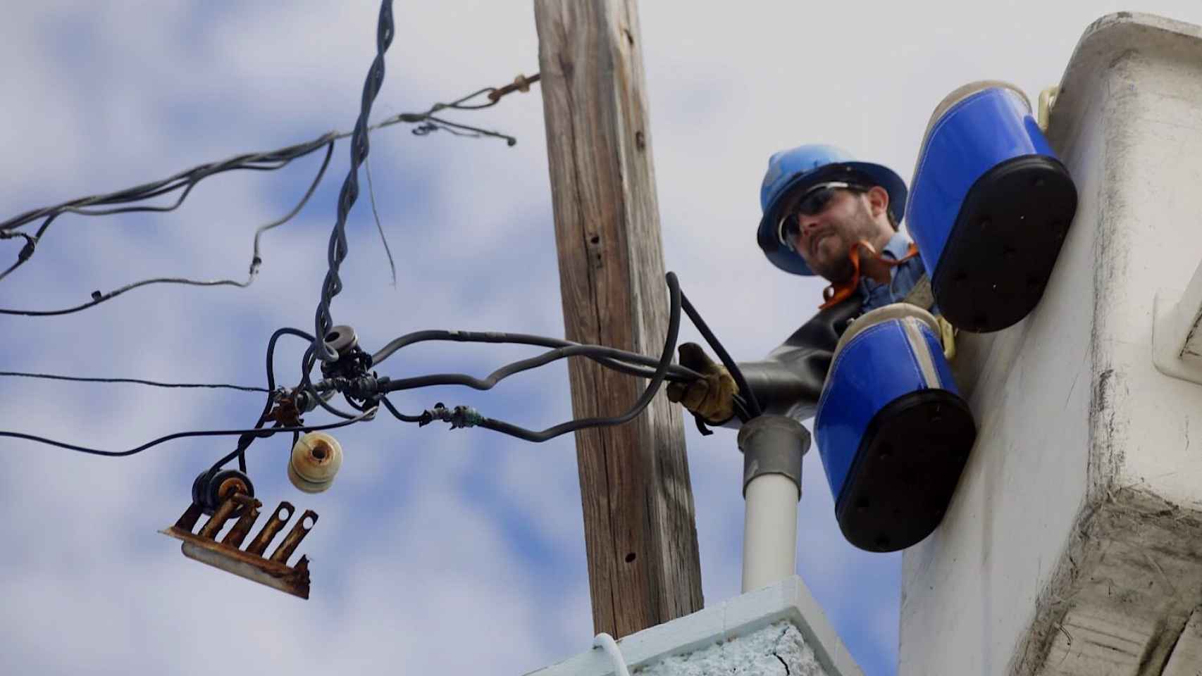 Una imagen de archivo de un operario arreglando una avería eléctrica / EFE