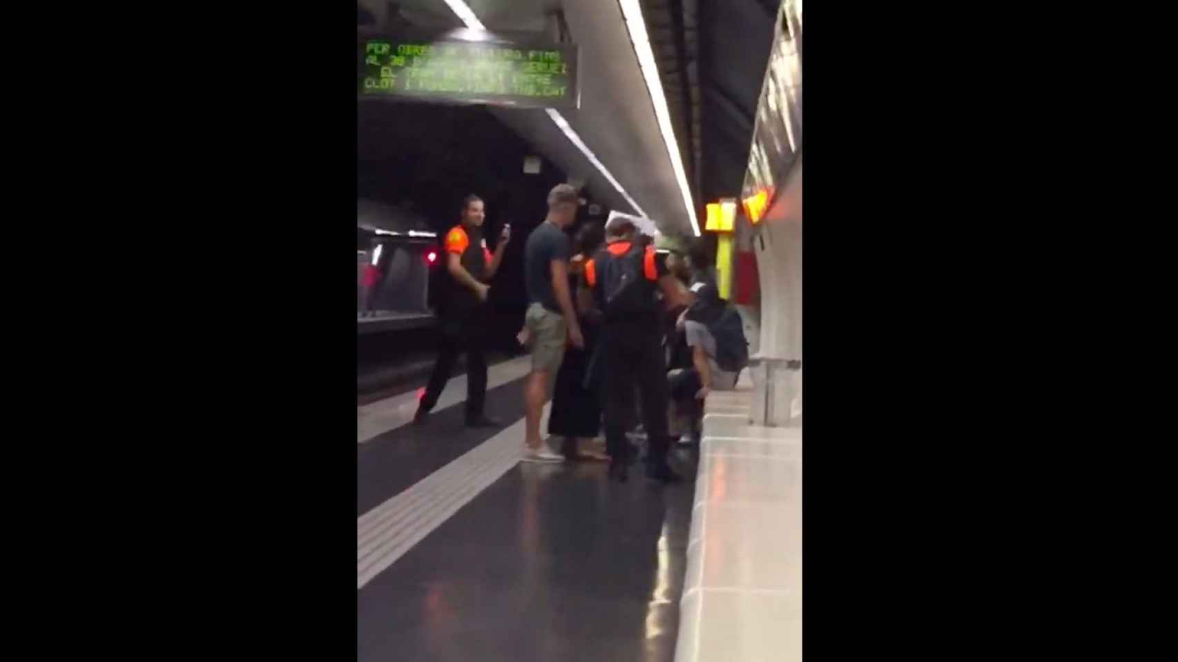 Dos carteristas cruzan las vías del metro para escapar de la seguridad de Barcelona