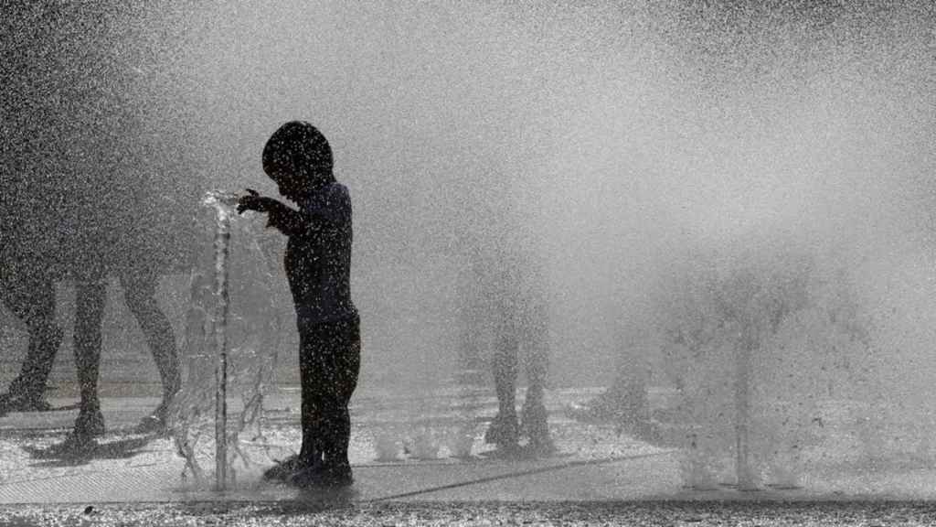 Un niño refrescándose durante la ola de calor / EFE- VILLAR LÓPEZ