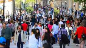 La calle comercial Portal de l'Àngel, ubicada en el centro de Barcelona, llena de gente