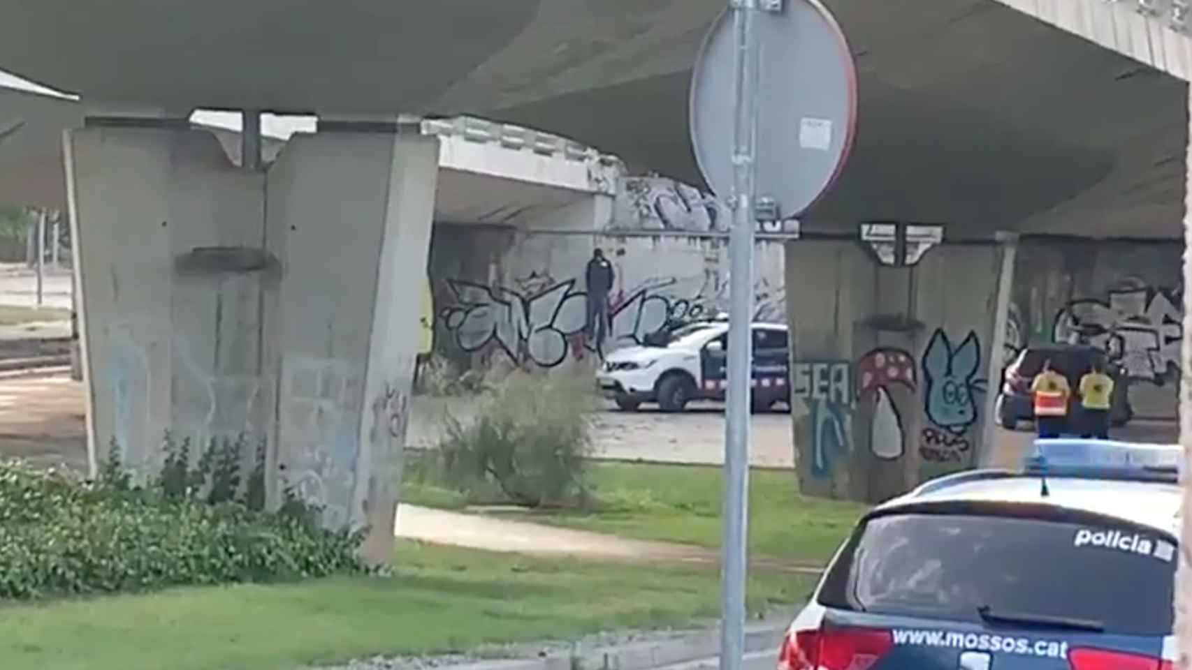 Imagen del hombre colgado de un puente de Sant Cugat del Vallès / @barcaboca10