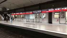 Estación de la línea 1 del Clot de Barcelona con un convoy del metro