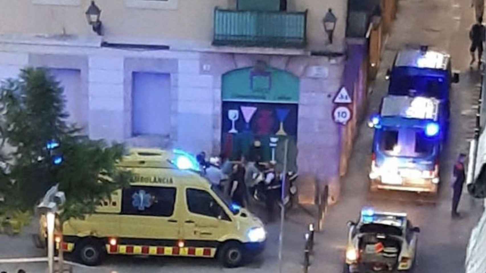 Una ambulancia y coches de Mossos en el Raval tras el apuñalamiento / BCN HELPERS