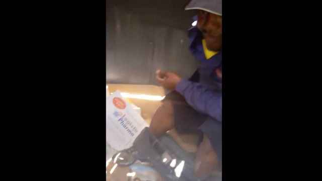 El hombre, en el interior del contenedor, haciendo sus necesidades / TWITTER RAVAL SUD