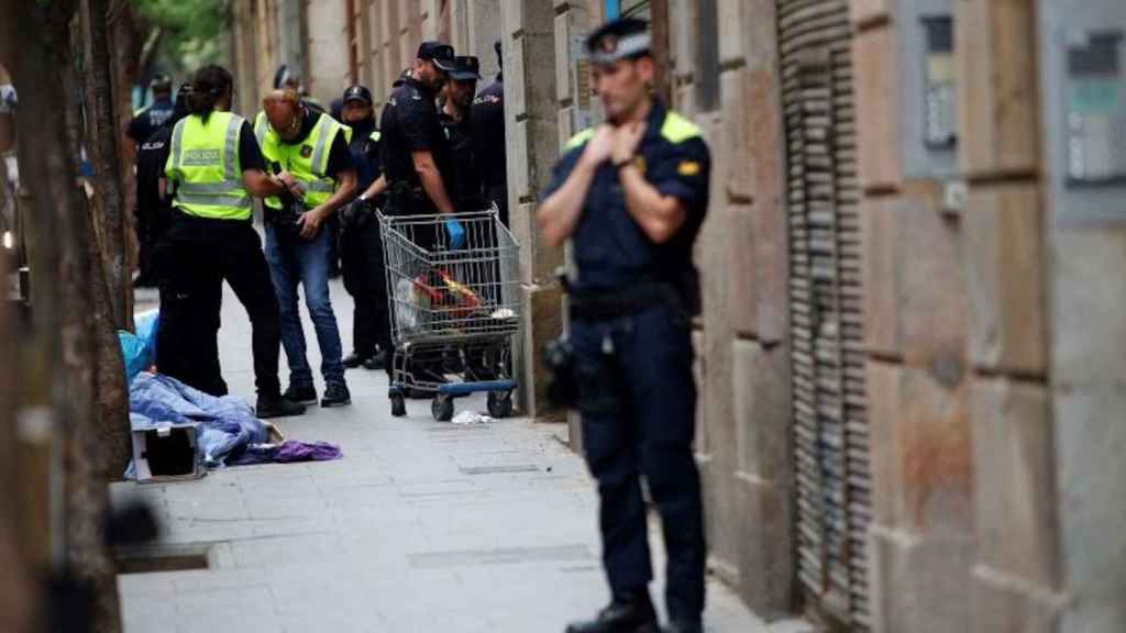 Agentes de la policía durante una macrooperación en el Raval / EFE