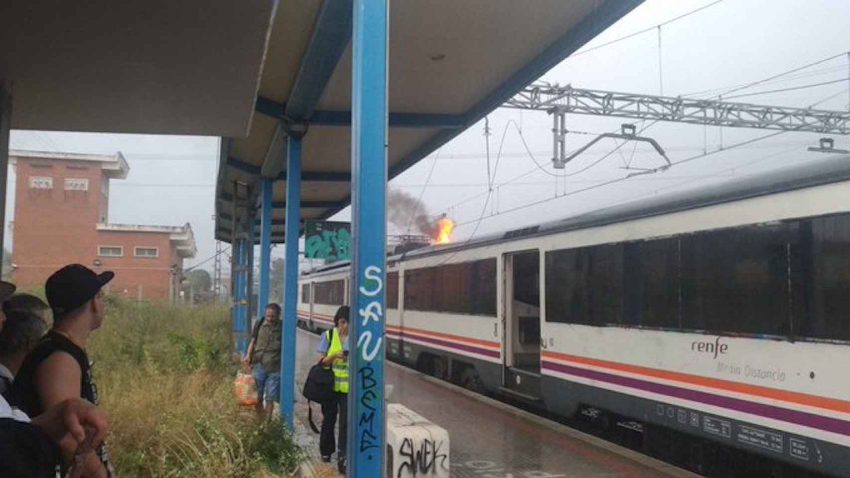 Llamas en el tren de Cercanías incendiado / @JaumeGrauLopez