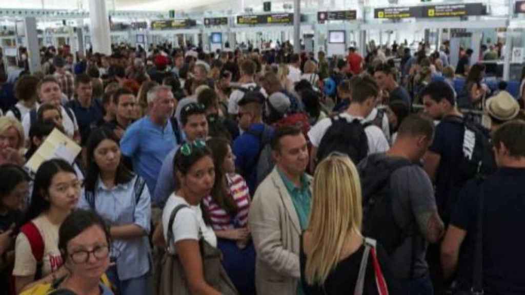 Colas de pasajeros en el aeropuerto de Barcelona, en una imagen de archivo / EFE