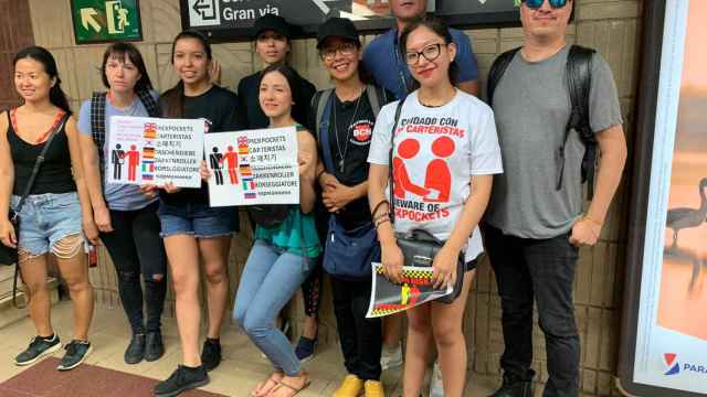 Miembros de la Patrulla Ciudadana, entre ellos Eliana Guerrero, que recorren el metro en busca de carteristas / MA