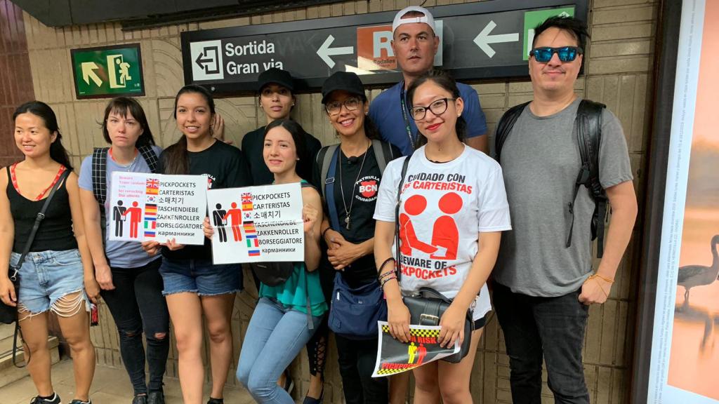 Miembros de la Patrulla Ciudadana, entre ellos Eliana Guerrero, que recorren el metro en busca de carteristas / MA