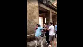 Pelea entre unos vecinos y un ladrón en Barcelona / BARCELONA HELPERS