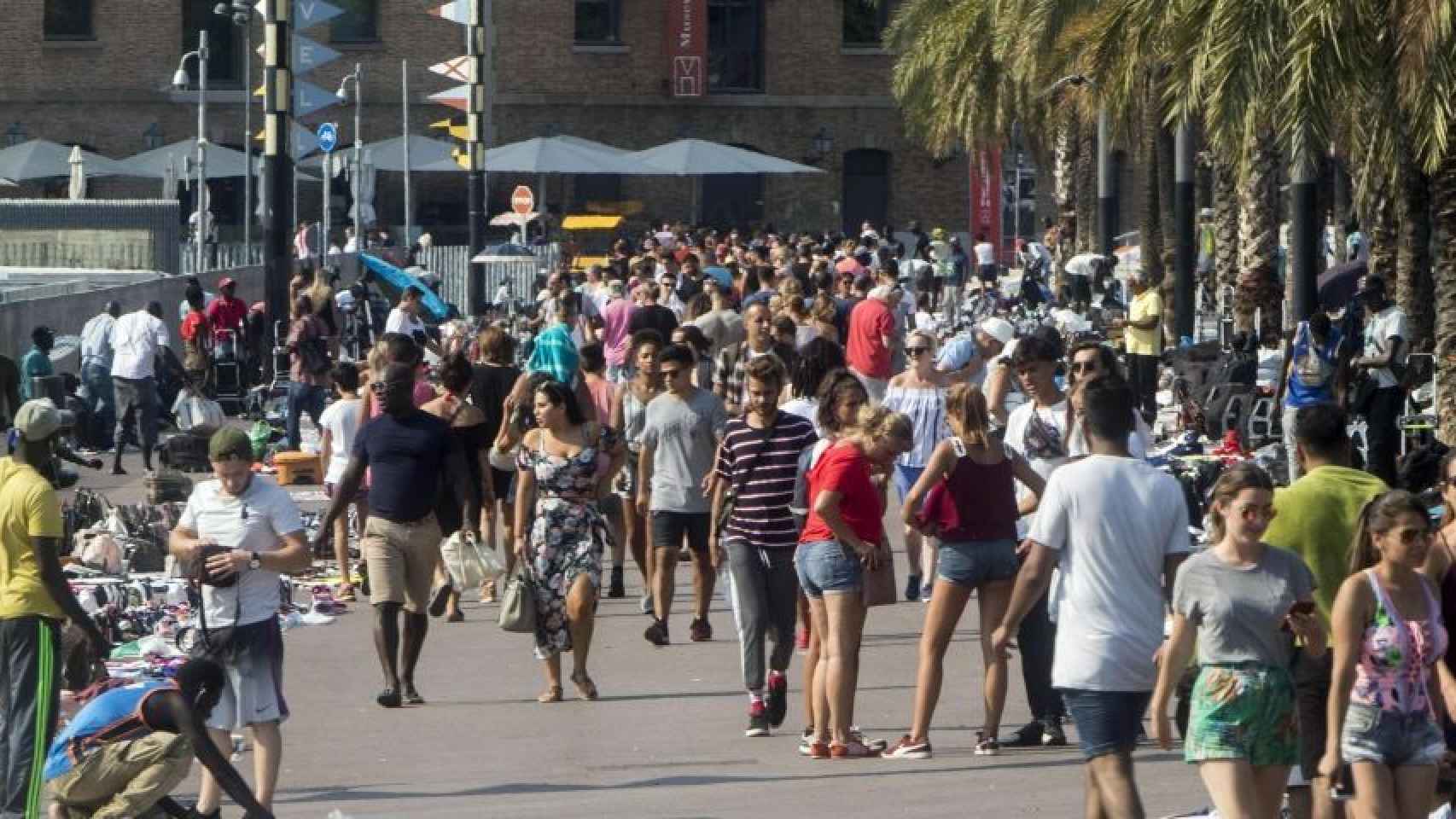 Vendedores del top manta en el paseo de Joan de Borbó de la Barceloneta / HUGO FERNÁNDEZ