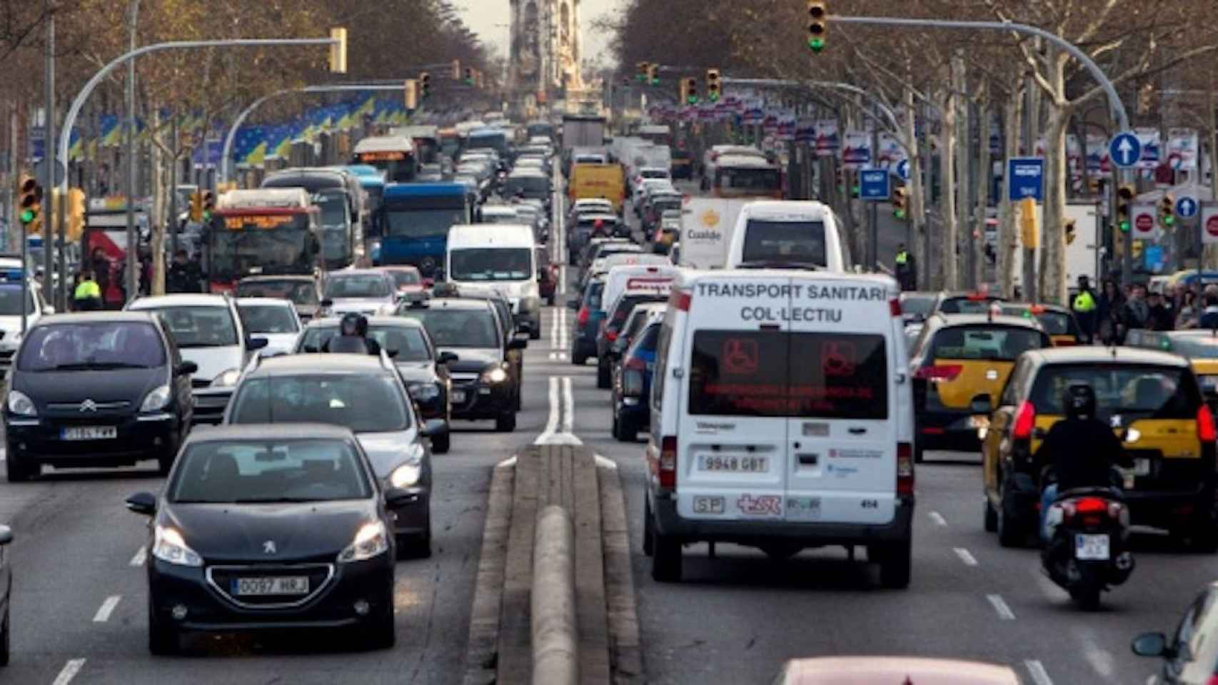 Retenciones de tráfico en Barcelona a la altura de la Plaza Cerdá / EFE