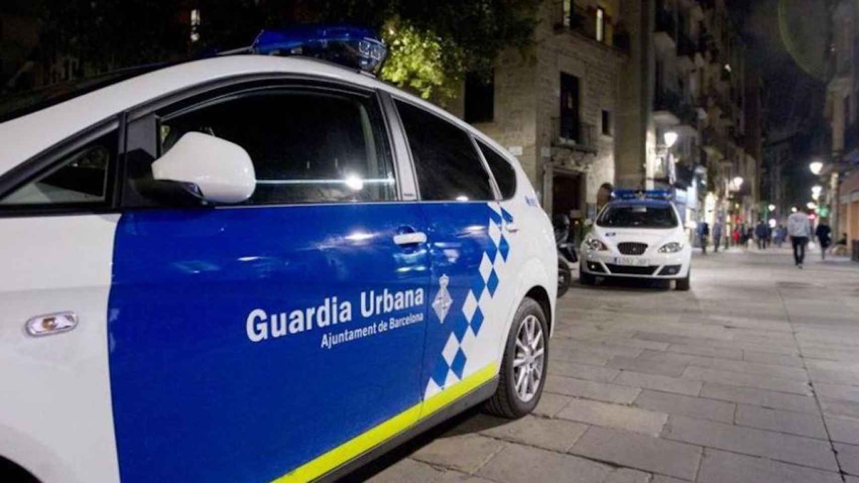 Una patrulla de la Guardia Urbana en una calle del Raval / EFE