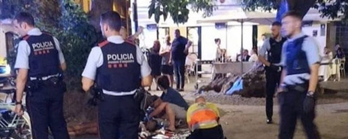 Agentes de los Mossos d'Esquadra y personal del SEM, atendiendo a una persona en una imagen de archivo / BCN HELPERS